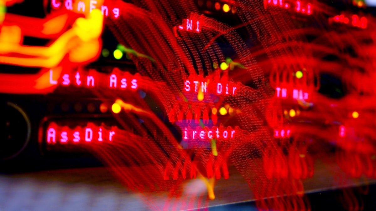 Moderner Serverraum mit Netzwerk-Equipment
